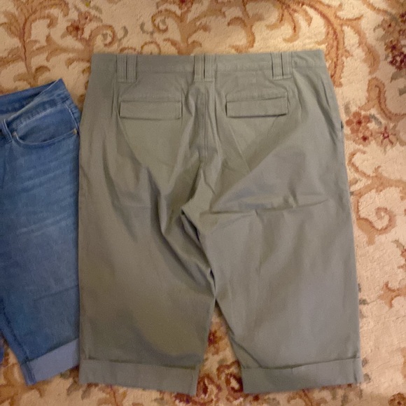 Two Pairs of Stretch Long Shorts SZ 16 Denim DG2 Izod Khaki - Picture 4 of 6